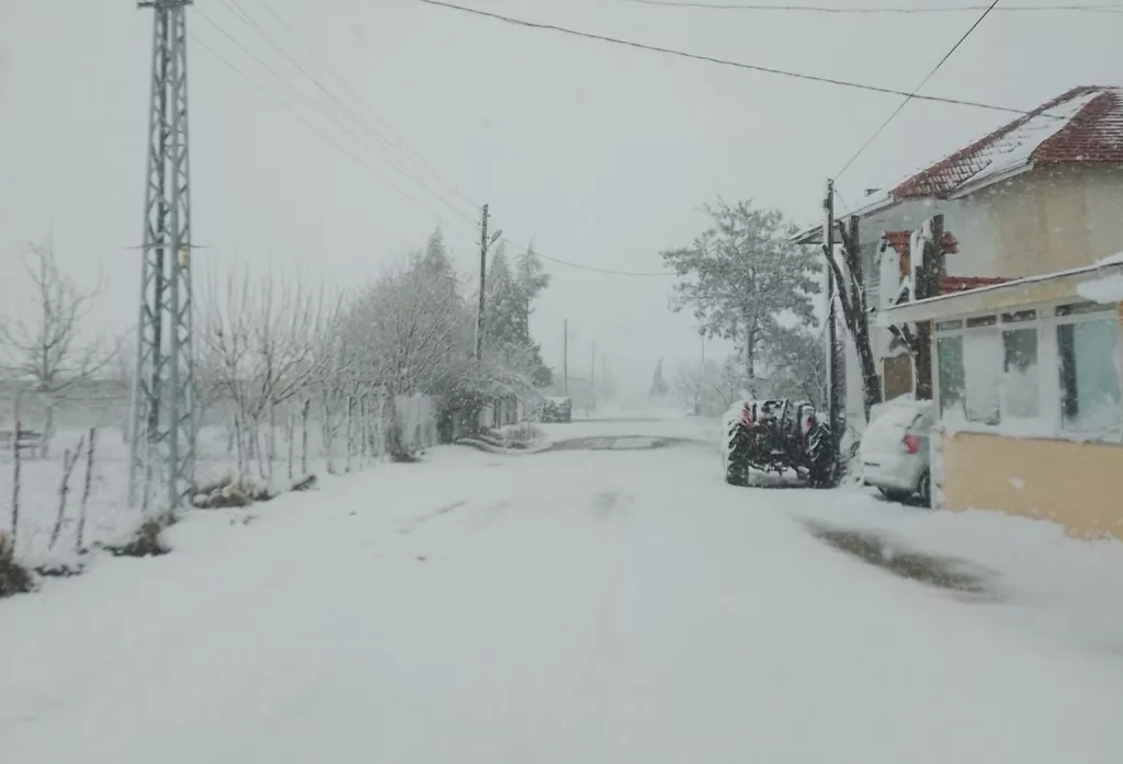 ANTALYA'NIN KAŞ İLÇESİNDE KAR YAĞIŞI ETKİLİ OLUYOR