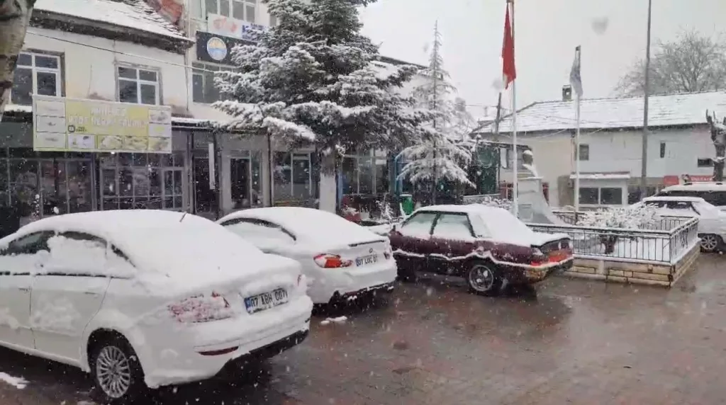 ANTALYA'NIN KAŞ İLÇESİNDE KAR YAĞIŞI ETKİLİ OLUYOR