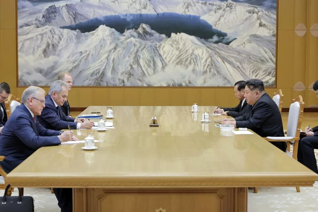 KUZEY KORE LİDERİ KİM, RUSYA GÜVENLİK KONSEYİ SEKRETERİ ŞOYGU'YU PYONGYANG'DA AĞIRLADI KİM: "RUSYA'NIN MÜCADELESİNİ DESTEKLEME KONUSUNDA KARARLIYIZ"