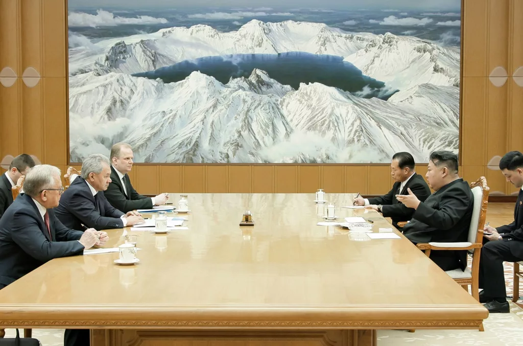 KUZEY KORE LİDERİ KİM, RUSYA GÜVENLİK KONSEYİ SEKRETERİ ŞOYGU'YU PYONGYANG'DA AĞIRLADI KİM: "RUSYA'NIN MÜCADELESİNİ DESTEKLEME KONUSUNDA KARARLIYIZ"