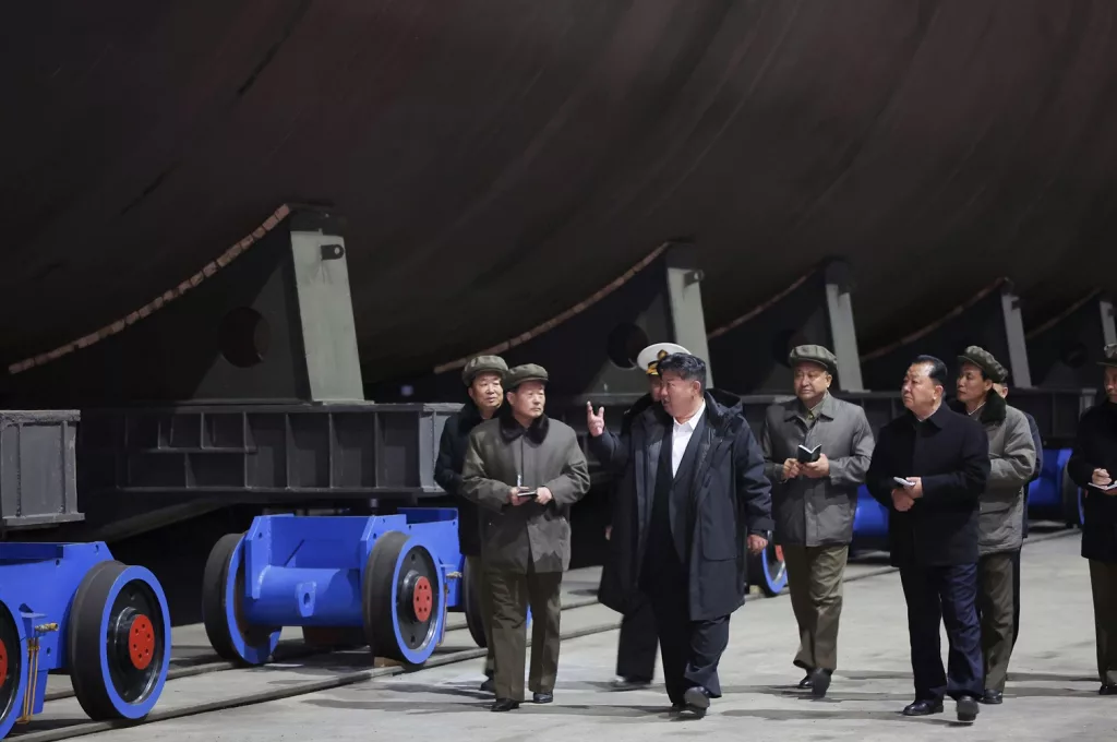 KUZEY KORE ÜRETTİĞİ YENİ NÜKLEER DENİZALTININ İLK FOTOĞRAFLARINI YAYINLADI KİM JONG-UN DENİZ KUVVETLERİNİN NÜKLEER SİLAHLARLA DONATILMASI TALİMATINI VERDİ