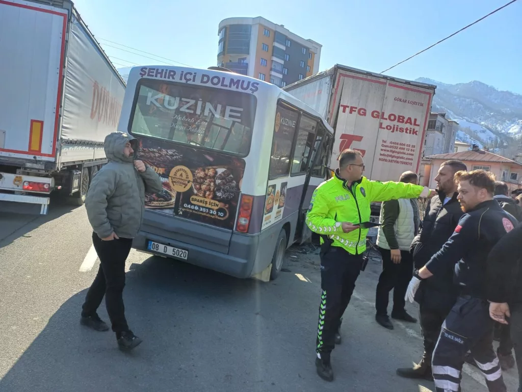 YOLCU DOLU MİNİBÜS PARK HALİNDEKİ TIRA ÇARPTI: 12 YARALI