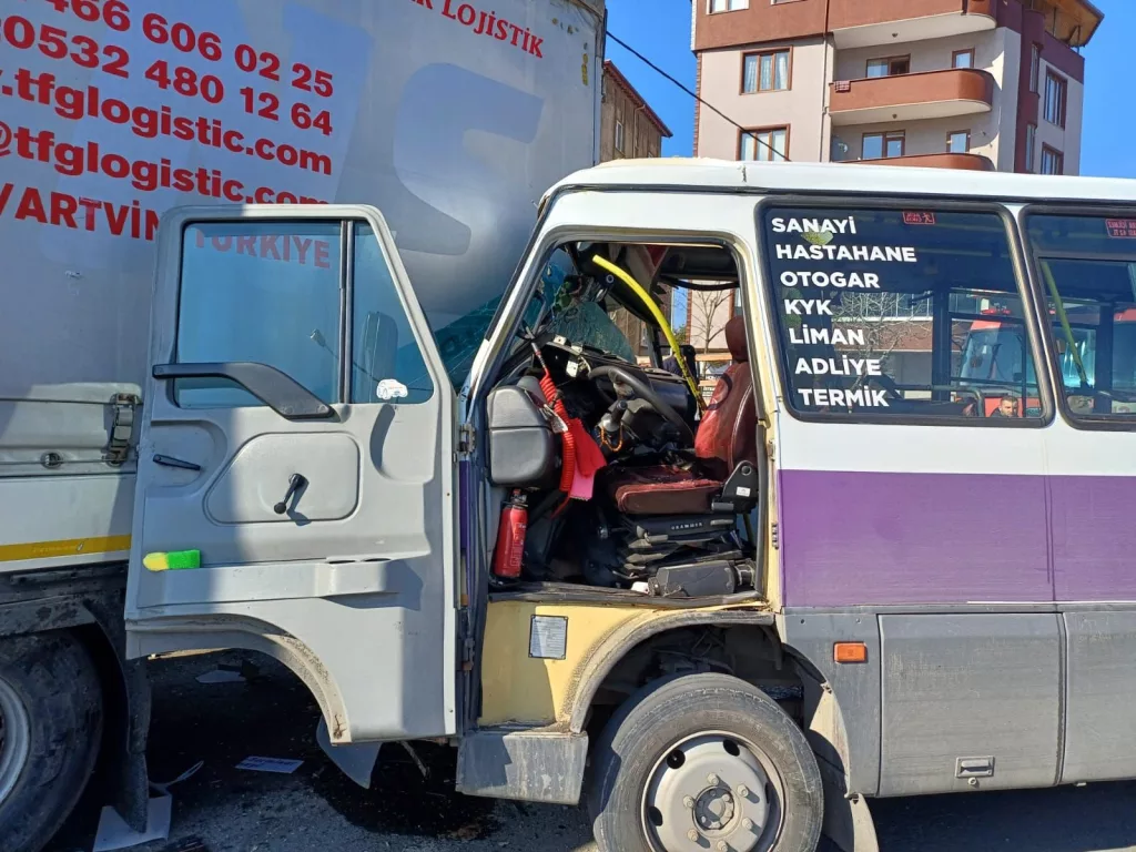 YOLCU DOLU MİNİBÜS PARK HALİNDEKİ TIRA ÇARPTI: 12 YARALI