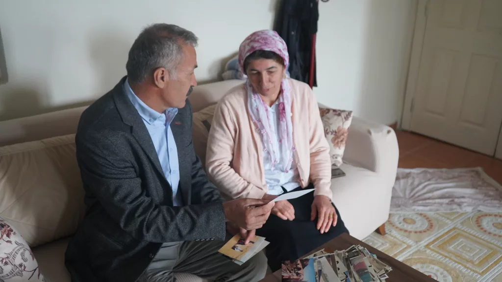 ŞIRNAKLI ÇİFT, İNEKLERİ SATARAK 16 YILDA 6 KITADA 40 ÜLKE GEZDİ GAZETE EKİNDEN ETKİLENEN ÇİFT, DÜNYAYI GEZİYOR