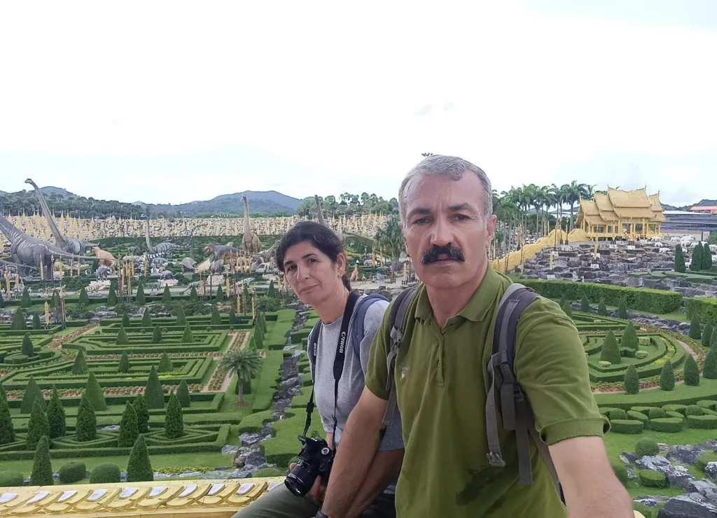 ŞIRNAKLI ÇİFT, İNEKLERİ SATARAK 16 YILDA 6 KITADA 40 ÜLKE GEZDİ GAZETE EKİNDEN ETKİLENEN ÇİFT, DÜNYAYI GEZİYOR