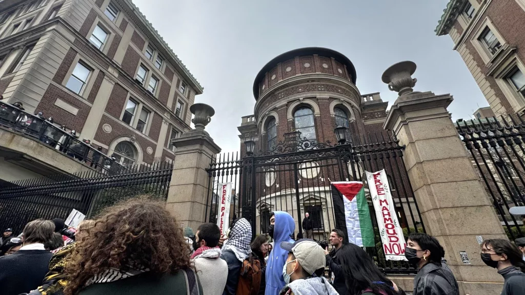 ABD'DE COLUMBİA ÜNİVERSİTESİ'NDE ZİNCİRLİ PROTESTO