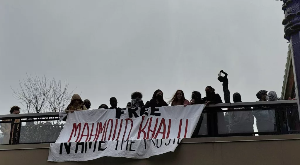 ABD'DE COLUMBİA ÜNİVERSİTESİ'NDE ZİNCİRLİ PROTESTO