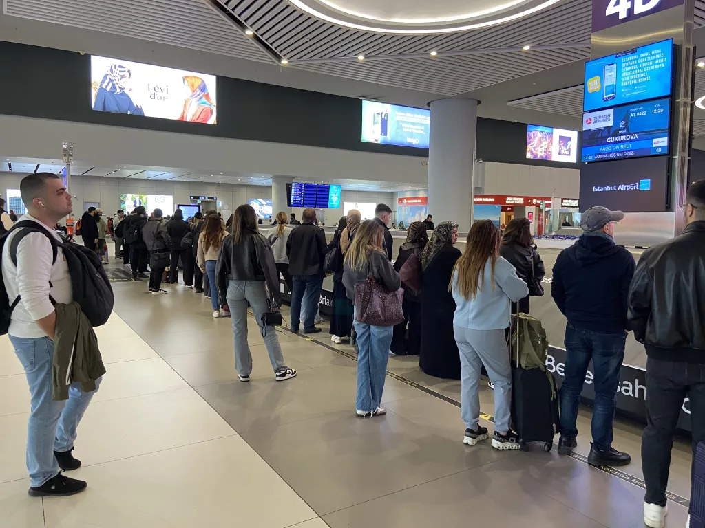 İSTANBUL HAVALİMANI'NDA DÖNÜŞ YOĞUNLUĞU BAŞLADI