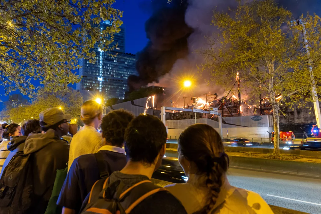 Waste collection plant on fire in the north of Paris