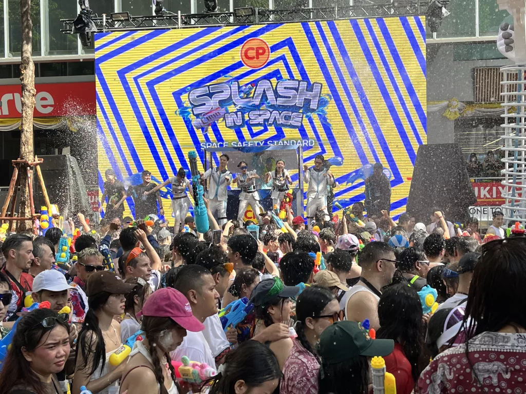 TAYLAND'DA SONGKRAN SU FESTİVALİ RENKLİ GÖRÜNTÜLERLE BAŞLADI