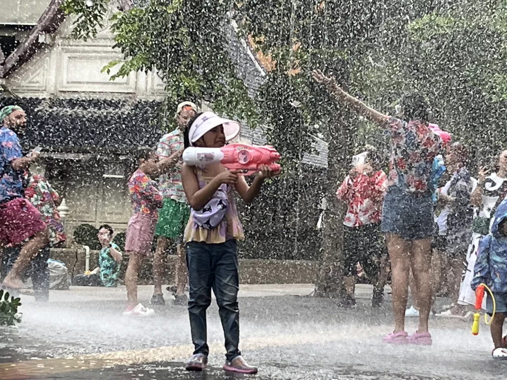 TAYLAND'DA SONGKRAN SU FESTİVALİ RENKLİ GÖRÜNTÜLERLE BAŞLADI