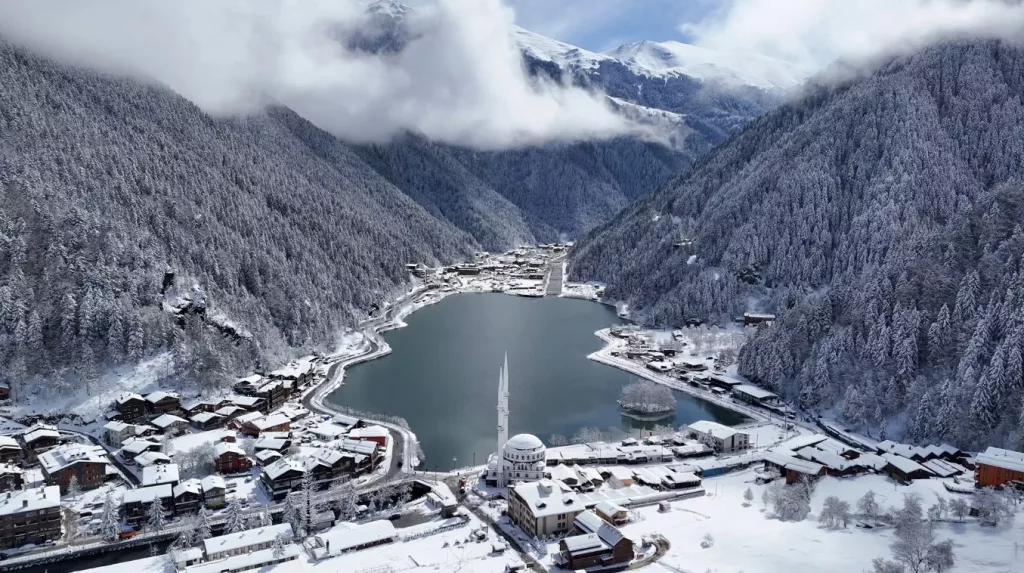UZUNGÖL NİSAN AYINDA KARLA KAPLANDI