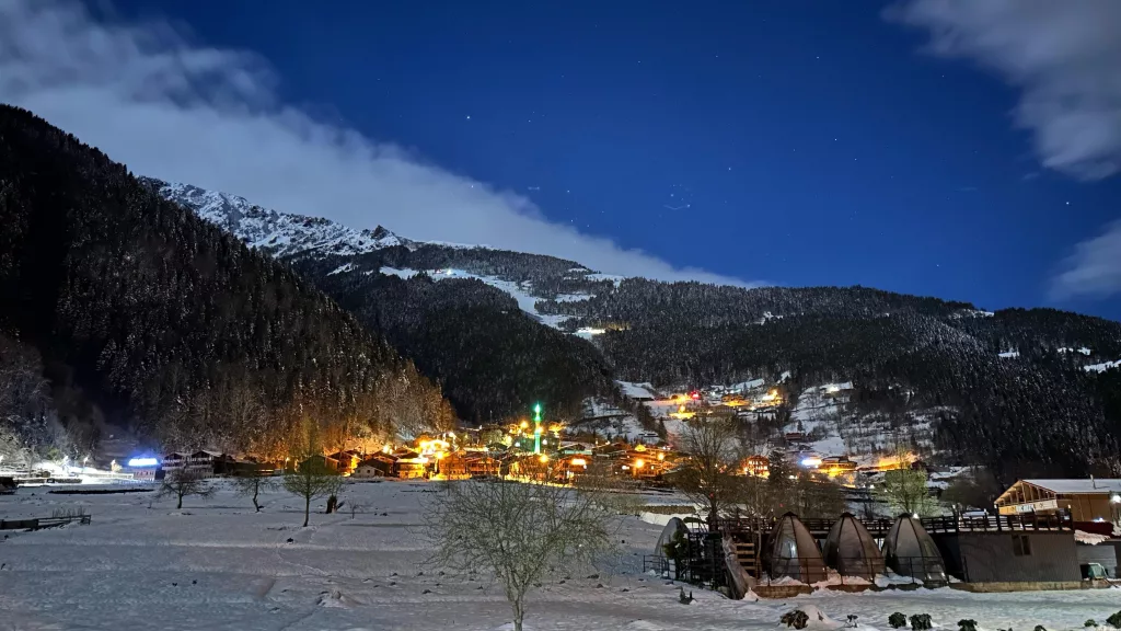 UZUNGÖL NİSAN AYINDA KARLA KAPLANDI
