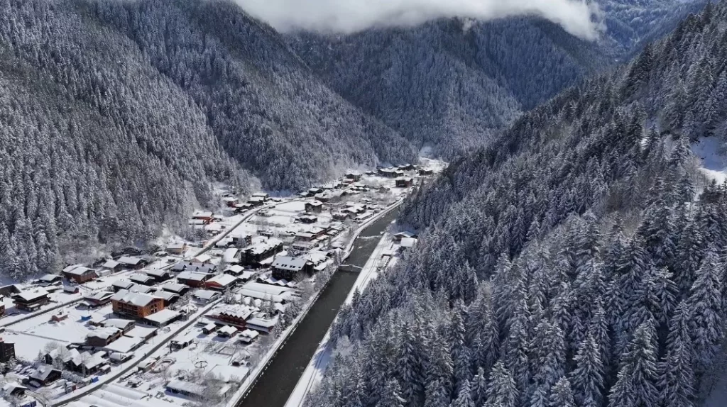UZUNGÖL NİSAN AYINDA KARLA KAPLANDI