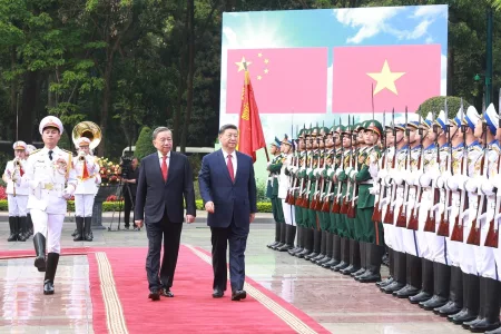 Xi Jinping Receives Official Welcome in Vietnam