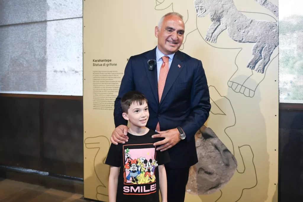 ROMA'DAKİ "GÖBEKLİTEPE: KUTSAL BİR YERİN GİZEMİ" SERGİSİ 6 MİLYON ZİYARETÇİYE ULAŞTI BAKAN ERSOY: "GÖBEKLİTEPE: KUTSAL BİR YERİN GİZEMİ SERGİSİ TAŞLARIN DİLE GELDİĞİ BİR BULUŞMA OLMUŞTUR"
