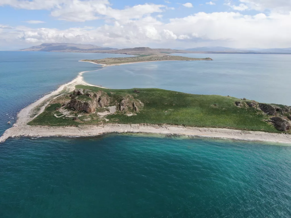 VAN GÖLÜ'NÜN EL DEĞMEMİŞ GÜZELLİĞİ ÇARPANAK ADASI