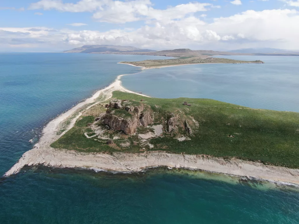 VAN GÖLÜ'NÜN EL DEĞMEMİŞ GÜZELLİĞİ ÇARPANAK ADASI