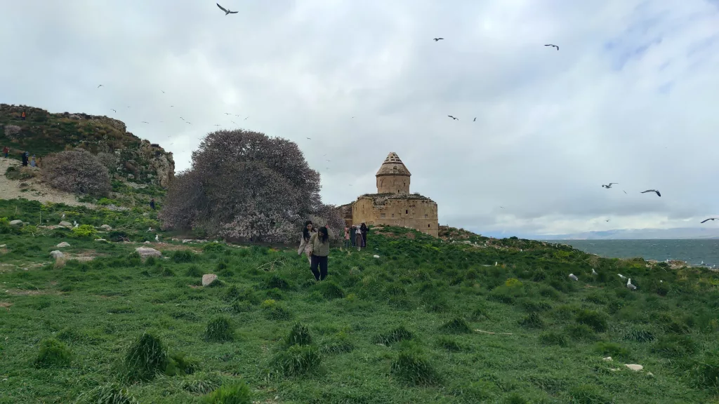 VAN GÖLÜ'NÜN EL DEĞMEMİŞ GÜZELLİĞİ ÇARPANAK ADASI