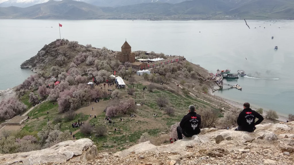 AKDAMAR ADASI BADEM ÇİÇEĞİ FESTİVALİ'YLE ŞENLENDİ