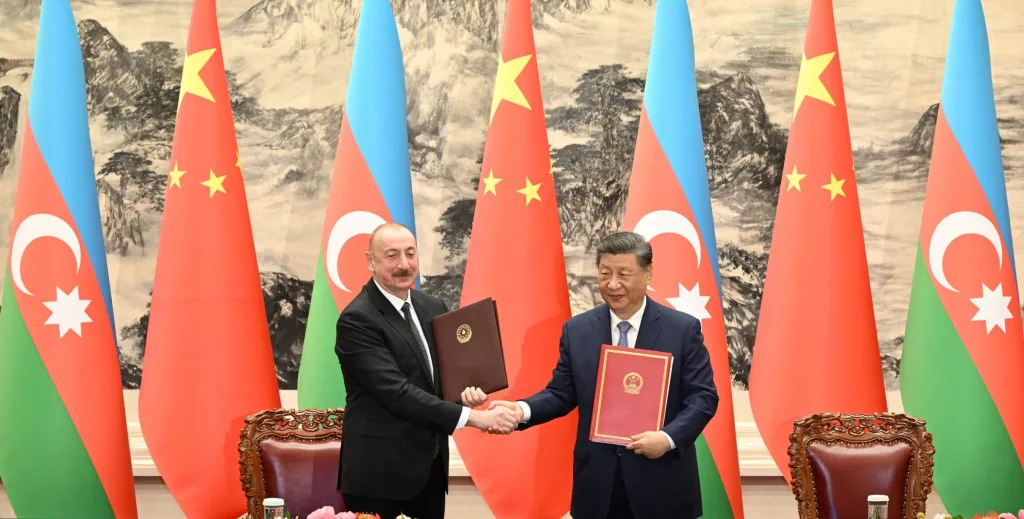 ALİYEV, PEKİN'DE JİNPİNG İLE BİR ARAYA GELDİ JİNPİNG: "TİCARET SAVAŞLARI TÜM ÜLKELERİN MEŞRU HAK VE ÇIKARLARINI ZEDELİYOR, ÇOK TARAFLI TİCARET SİSTEMİNE ZARAR VERİYOR VE DÜNYA EKONOMİK DÜZENİNİ ETKİLİYOR" ÇİN VE AZERBAYCAN ARASINDA 20 ANLAŞMA İMZALANDI