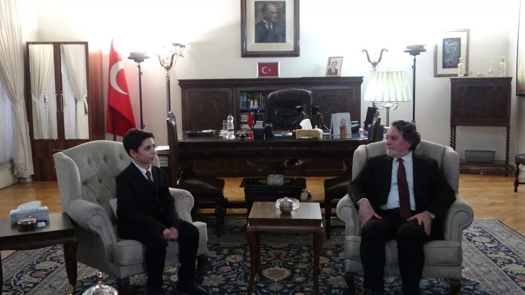 İRAN'DA 23 NİSAN ULUSAL EGEMENLİK VE ÇOCUK BAYRAMI COŞKUYLA KUTLANDI BÜYÜKELÇİ KIRLANGIÇ'IN KOLTUĞUNA OTURAN KUTAY BERKE GAZZELİ ÇOCUKLARI UNUTMADI KUTAY BERKE ÖNGÜT: "GAZZE'DEKİ ÇOCUKLARIN UMUT DOLU GÖZLERİNİN BARIŞIN IŞIĞI İLE PARLAMASINDAN TÜM DÜNYA SORUMLUDUR"