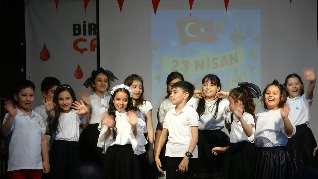 İRAN'DA 23 NİSAN ULUSAL EGEMENLİK VE ÇOCUK BAYRAMI COŞKUYLA KUTLANDI BÜYÜKELÇİ KIRLANGIÇ'IN KOLTUĞUNA OTURAN KUTAY BERKE GAZZELİ ÇOCUKLARI UNUTMADI KUTAY BERKE ÖNGÜT: "GAZZE'DEKİ ÇOCUKLARIN UMUT DOLU GÖZLERİNİN BARIŞIN IŞIĞI İLE PARLAMASINDAN TÜM DÜNYA SORUMLUDUR"