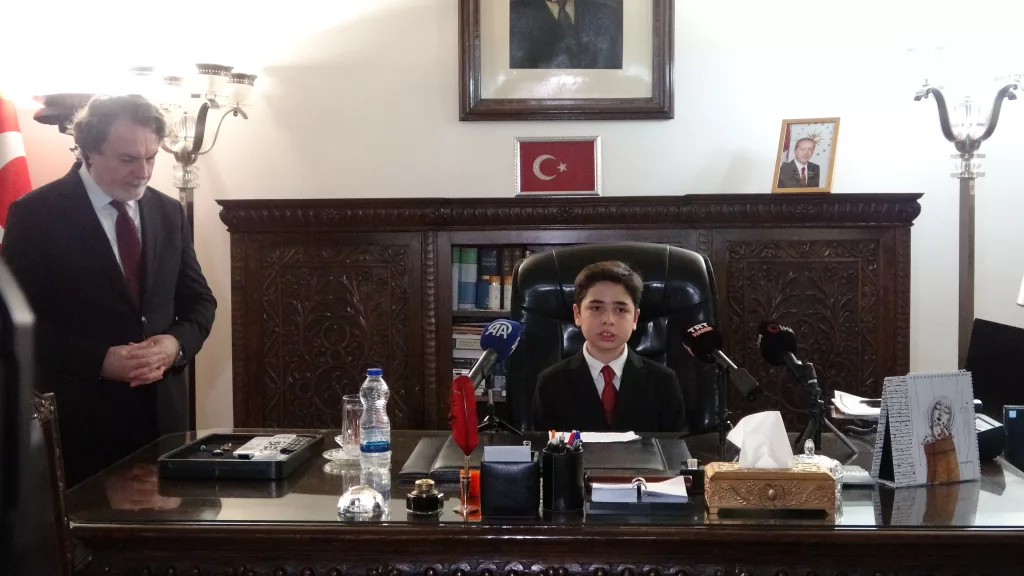 İRAN'DA 23 NİSAN ULUSAL EGEMENLİK VE ÇOCUK BAYRAMI COŞKUYLA KUTLANDI BÜYÜKELÇİ KIRLANGIÇ'IN KOLTUĞUNA OTURAN KUTAY BERKE GAZZELİ ÇOCUKLARI UNUTMADI KUTAY BERKE ÖNGÜT: "GAZZE'DEKİ ÇOCUKLARIN UMUT DOLU GÖZLERİNİN BARIŞIN IŞIĞI İLE PARLAMASINDAN TÜM DÜNYA SORUMLUDUR"
