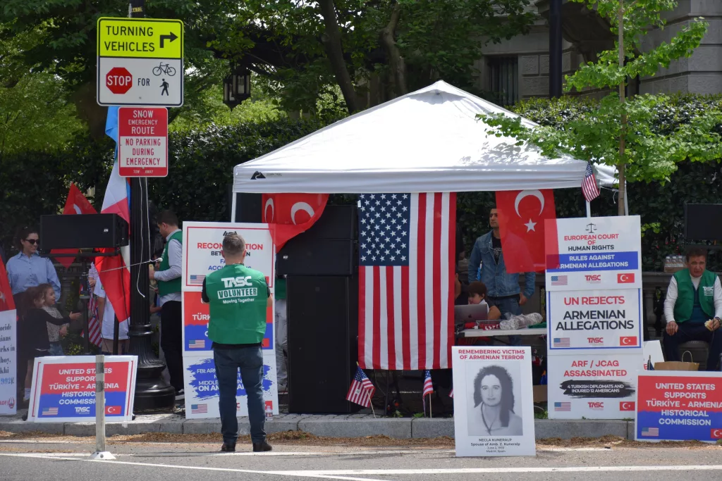 WASHİNGTON'DA TÜRK VATANDAŞLARINDAN SÖZDE ERMENİ SOYKIRIMINA KARŞI PROTESTO