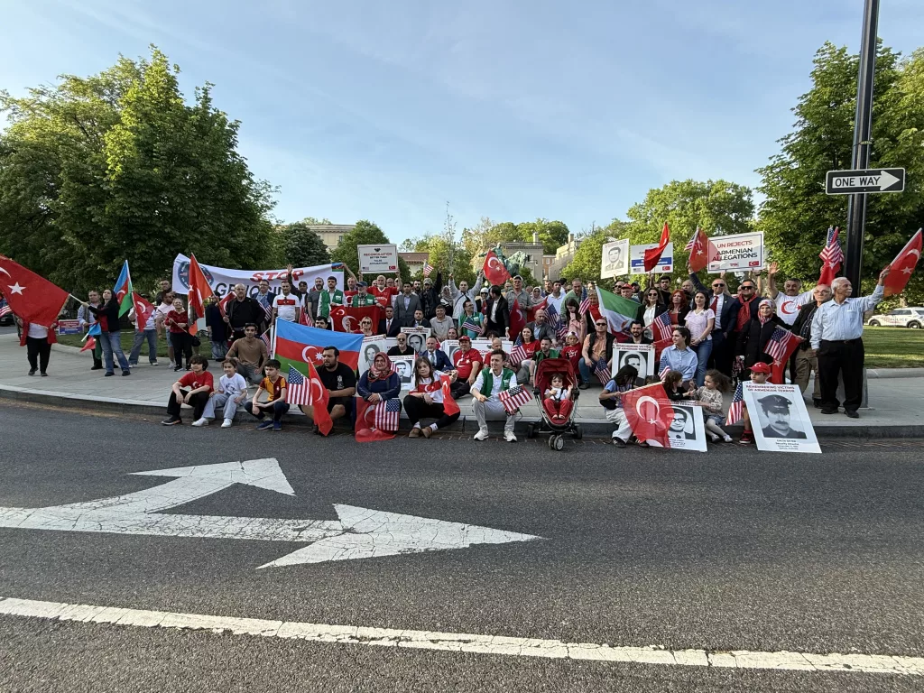 WASHİNGTON'DA TÜRK VATANDAŞLARINDAN SÖZDE ERMENİ SOYKIRIMINA KARŞI PROTESTO
