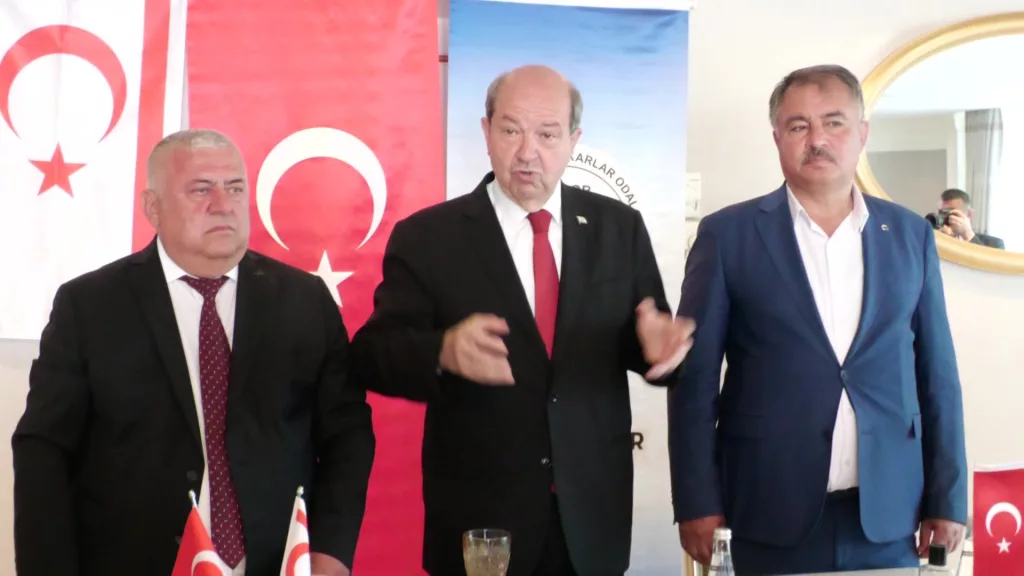 KKTC CUMHURBAŞKANI TATAR'DAN RUM LİDERE: "SEN KİMSİN BE ADAM? BENİM CUMHURBAŞKANIMA BURADAN LAF SOKACAK VE TÜRKİYE'YE HADDİNİ BİLDİRECEK, HADİ ORADAN"
