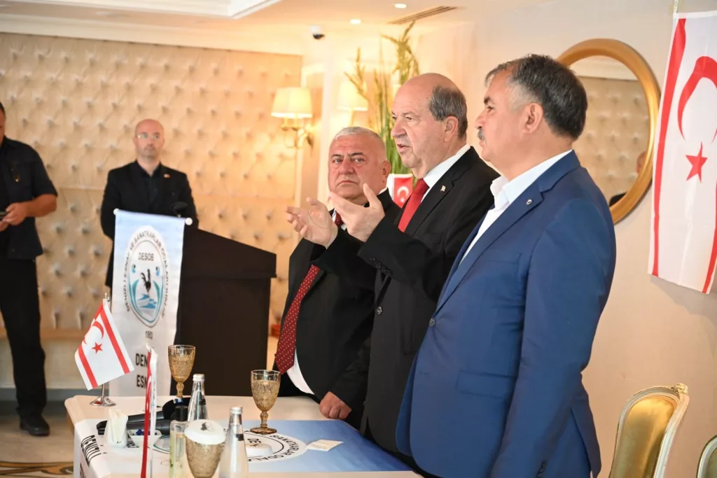 KKTC CUMHURBAŞKANI TATAR'DAN RUM LİDERE: "SEN KİMSİN BE ADAM? BENİM CUMHURBAŞKANIMA BURADAN LAF SOKACAK VE TÜRKİYE'YE HADDİNİ BİLDİRECEK, HADİ ORADAN"