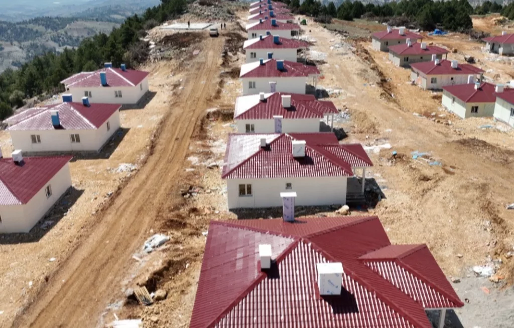 DEPREMİN MERKEZİNDE KÖY EVLERİNİN YAPIMI SÜRÜYOR