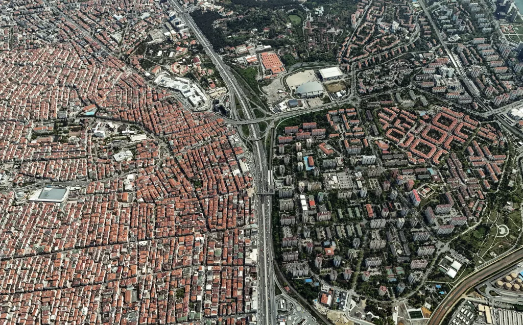 DEPREMLE GÜNDEME GELEN İKİ FARKLI İSTANBUL ŞEHİRLEŞMESİ HAVADAN GÖRÜNTÜLENDİ İSTANBUL'DA BİRBİRİNE KOMŞU İKİ FARKLI ŞEHİRLEŞME