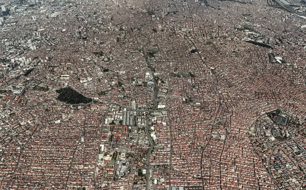 DEPREMLE GÜNDEME GELEN İKİ FARKLI İSTANBUL ŞEHİRLEŞMESİ HAVADAN GÖRÜNTÜLENDİ İSTANBUL'DA BİRBİRİNE KOMŞU İKİ FARKLI ŞEHİRLEŞME