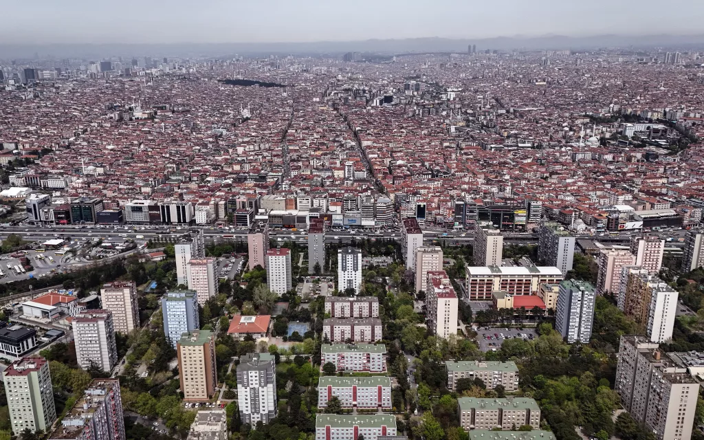 DEPREMLE GÜNDEME GELEN İKİ FARKLI İSTANBUL ŞEHİRLEŞMESİ HAVADAN GÖRÜNTÜLENDİ İSTANBUL'DA BİRBİRİNE KOMŞU İKİ FARKLI ŞEHİRLEŞME
