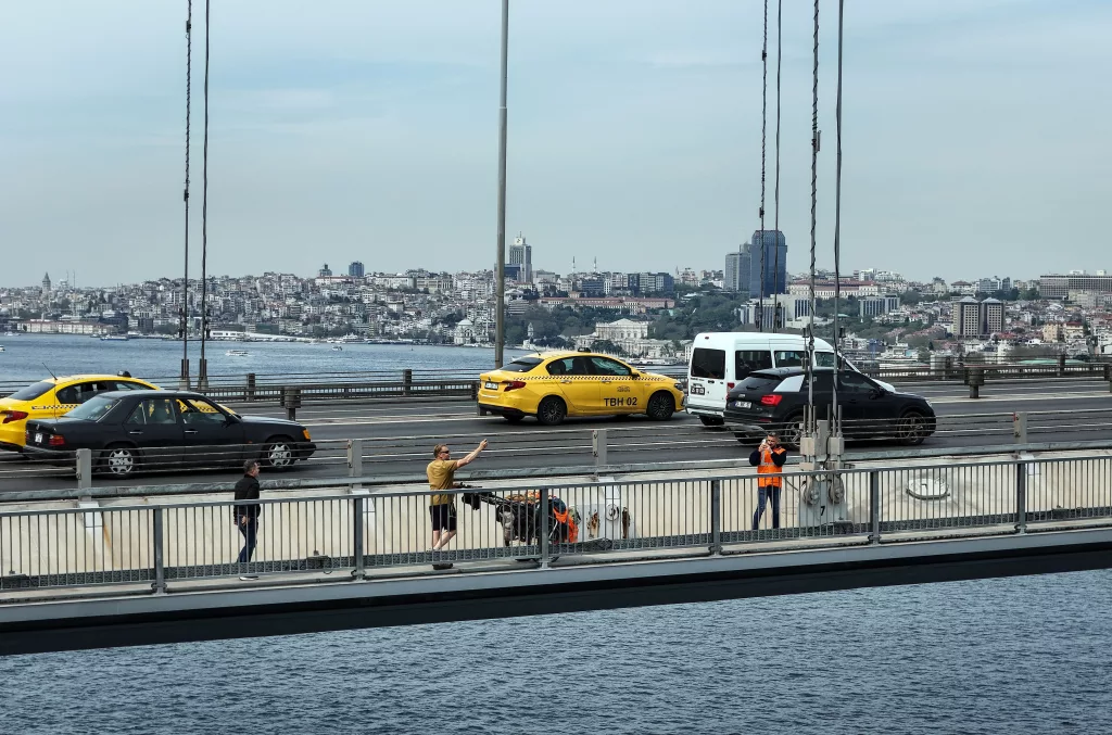 KITALAR ARASI YÜRÜYÜŞTE TARİHİ AN: KARL BUSHBY 15 TEMMUZ ŞEHİTLER KÖPRÜSÜ'NÜ YÜRÜYEREK GEÇTİ