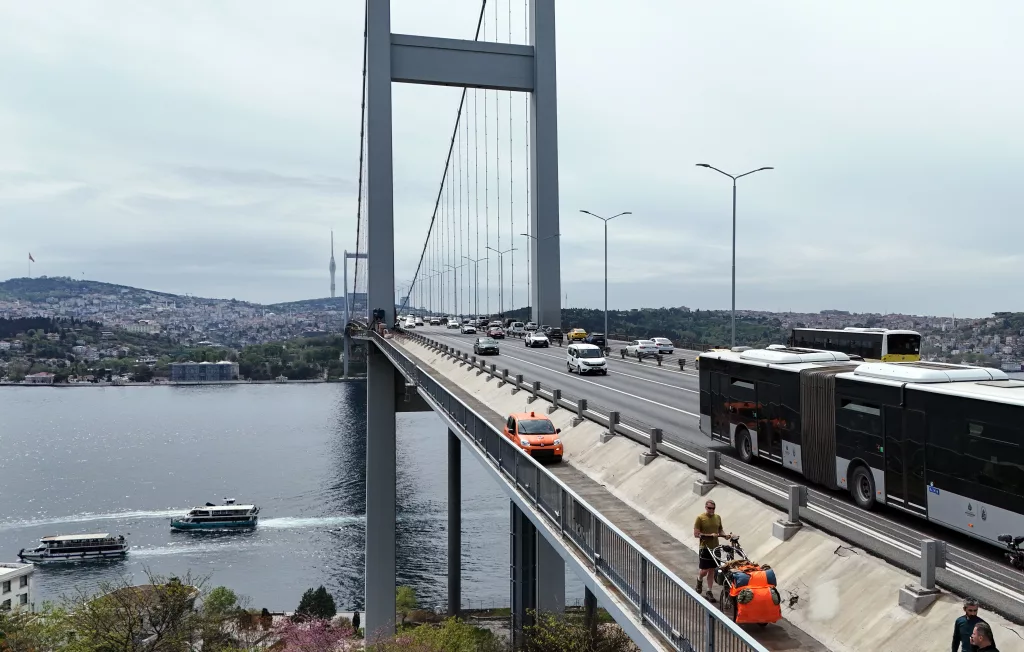KITALAR ARASI YÜRÜYÜŞTE TARİHİ AN: KARL BUSHBY 15 TEMMUZ ŞEHİTLER KÖPRÜSÜ'NÜ YÜRÜYEREK GEÇTİ