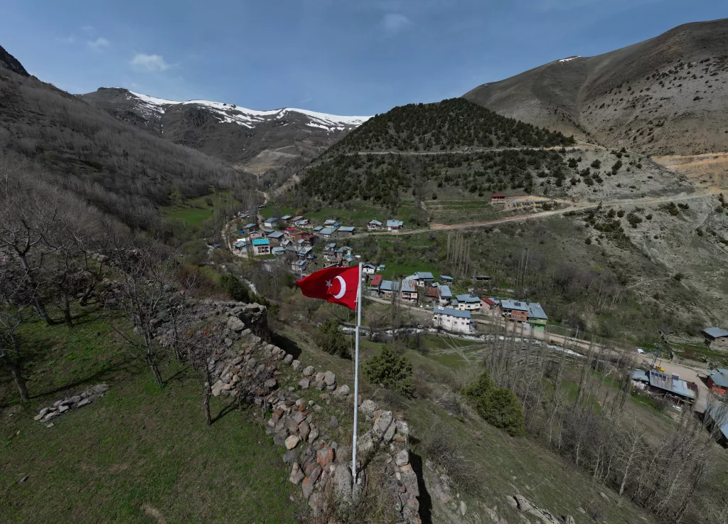 SARI GELİN ŞELALESİ GÖRENLERİ HAYRAN BIRAKIYOR UZUNKAVAK'IN DOĞAL HARİKASI KEŞFEDİLMEYİ BEKLİYOR