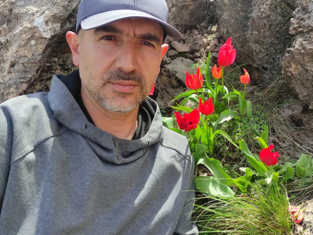 MUŞ 1071 LALESİ SASON DAĞLARINI KIRMIZIYA BÜRÜDÜ