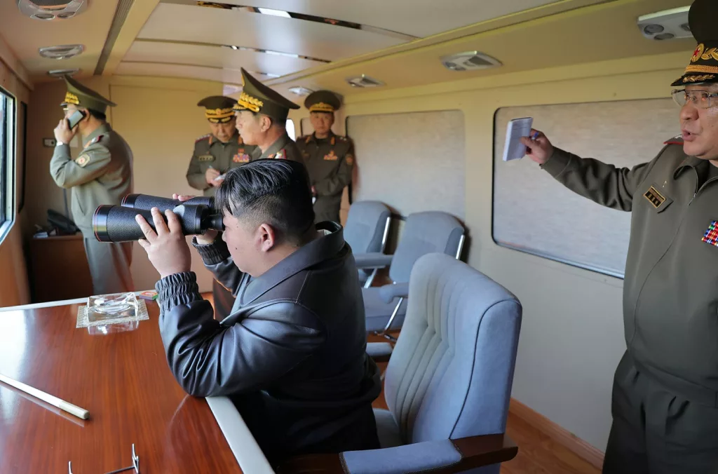 KUZEY KORE NÜKLEER KARŞI SALDIRI SENARYOSU ÇERÇEVESİNDE FÜZE TATBİKATI YAPTIĞINI DUYURDU KİM JONG-UN: "NÜKLEER GÜCÜMÜZ MUHTEMEL BİR SAVAŞA KARŞI HER DAİM HAZIR OLMALI"