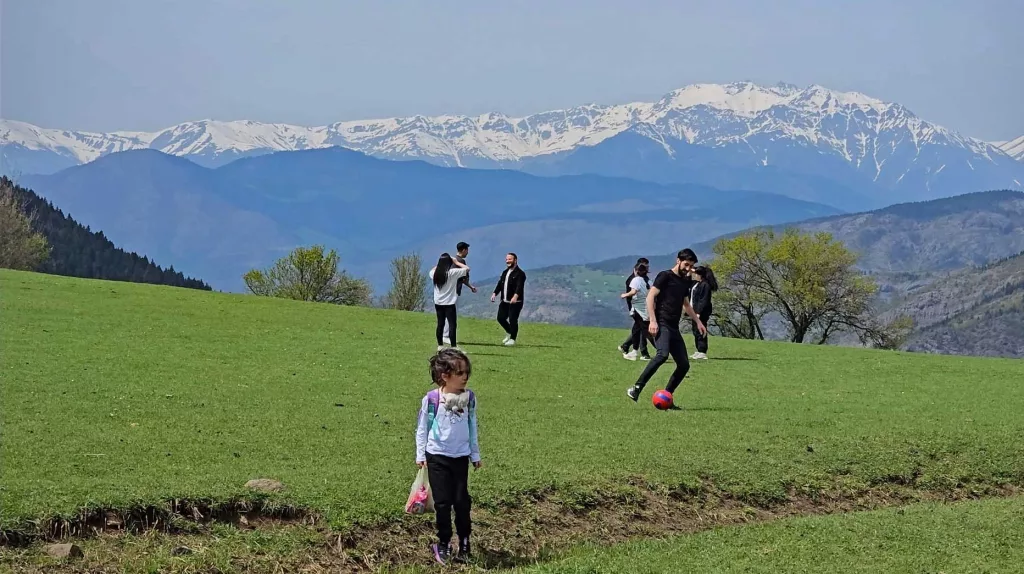 ARTVİN'İN ARDANUÇ İLÇESİNDEKİ TOSUNLU GÖLÜ DOĞASEVERLERİN İLGİ ODAĞI OLDU