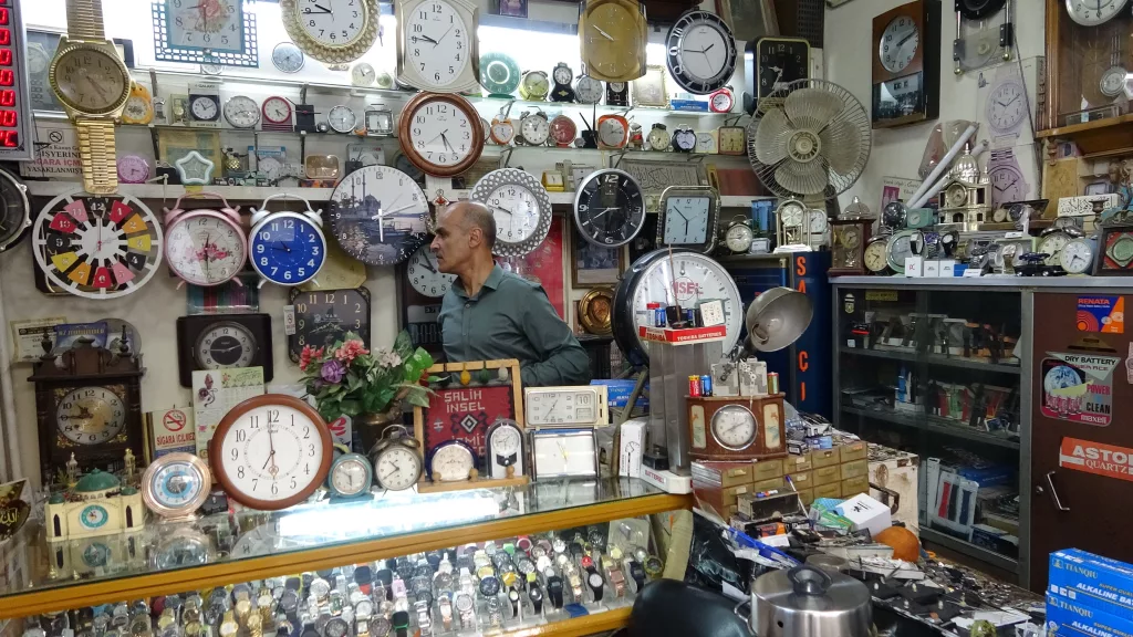 ASIRLIK SAATLER VANLI USTANIN ELİNDE YENİDEN HAYAT BULUYOR