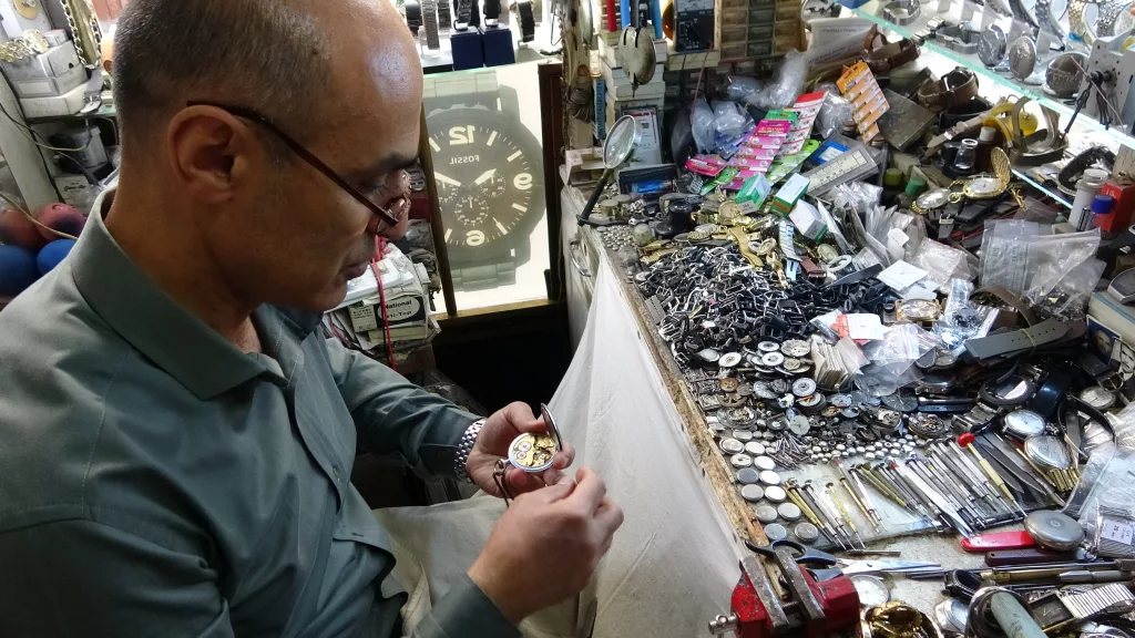 ASIRLIK SAATLER VANLI USTANIN ELİNDE YENİDEN HAYAT BULUYOR