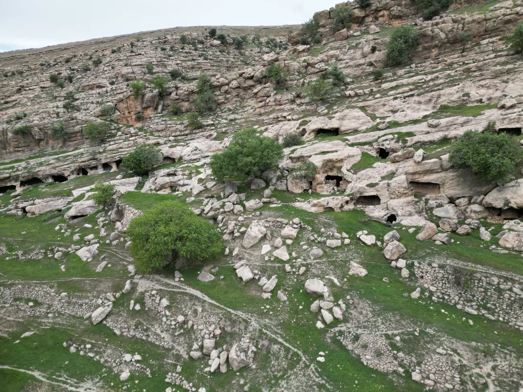 GABAR DAĞI ETEKLERİ TURİZME GÖZ KIRPIYOR ŞIRNAK'TA EV KONFORUNDA 360 MAĞARA KEŞFEDİLDİ 360 MAĞARADAN OLUŞAN HAZARA MAĞARA ŞEHRİ DOĞASEVERLERİ BEKLİYOR