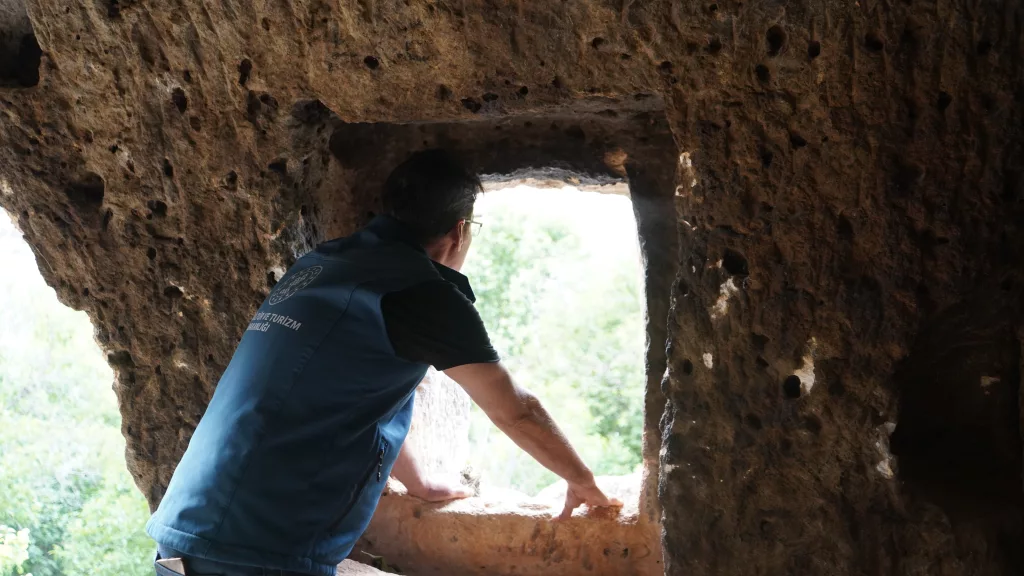 GABAR DAĞI ETEKLERİ TURİZME GÖZ KIRPIYOR ŞIRNAK'TA EV KONFORUNDA 360 MAĞARA KEŞFEDİLDİ 360 MAĞARADAN OLUŞAN HAZARA MAĞARA ŞEHRİ DOĞASEVERLERİ BEKLİYOR