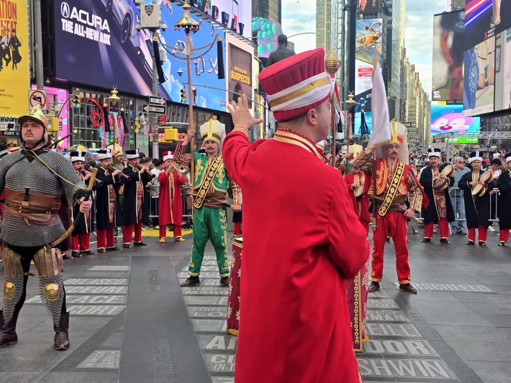 MEHTERAN BİRLİĞİ'NDEN TİMES MEYDANI'NDA GÖRKEMLİ KONSER