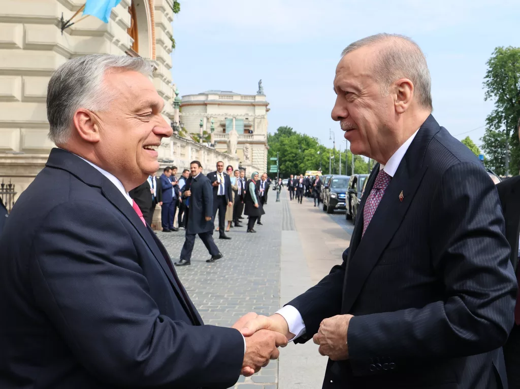 CUMHURBAŞKANI ERDOĞAN, TDT ZİRVESİ'NDE MACARİSTAN BAŞBAKAN ORBAN TARAFINDAN KARŞILANDI