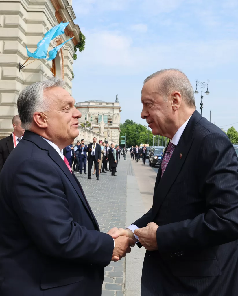 CUMHURBAŞKANI ERDOĞAN, TDT ZİRVESİ'NDE MACARİSTAN BAŞBAKAN ORBAN TARAFINDAN KARŞILANDI