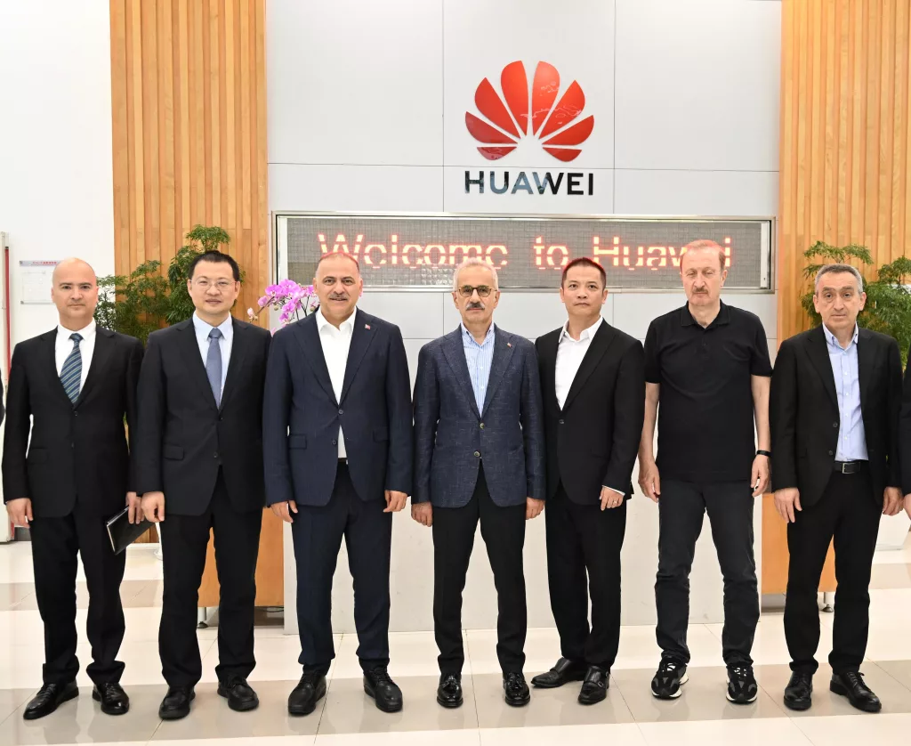 ULAŞTIRMA VE ALTYAPI BAKANI URALOĞLU, ÇİN'DE TEKNOLOJİ DEVLERİYLE BİR ARAYA GELDİ BAKAN URALOĞLU: "HEM HUAWEİ HEM ZTE İLE DİJİTAL ALTYAPI, TEKNOLOJİ VE 5G KONULARINDA İŞ BİRLİĞİ POTANSİYELİMİZİ DEĞERLENDİRDİK" "5G'Yİ DEVREYE ALDIĞIMIZDA GÜNLÜK YAŞAMIMIZA İLERİ TEKNOLOJİLERİN ENTEGRASYONUNU HIZLANDIRACAĞIZ"